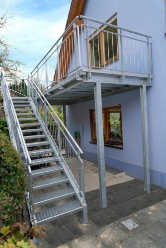 Balkon mit Treppe von Unten-1